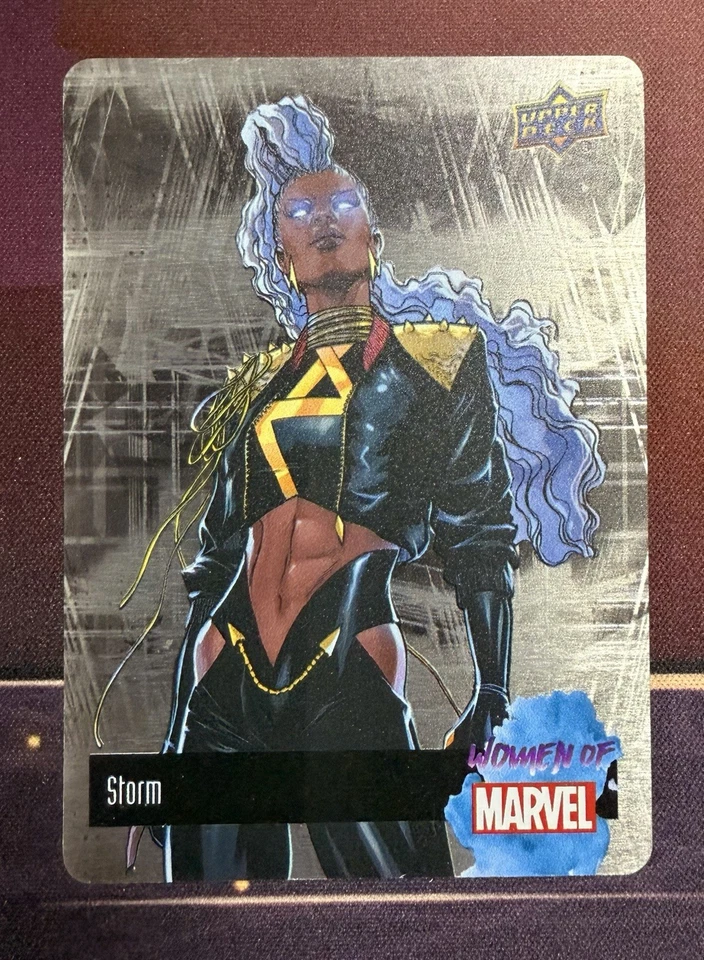 2024 Upper Deck - Storm MCW-12: SSP Women of Marvel Estuche de cartas de metal Hit Foto 1 de 4