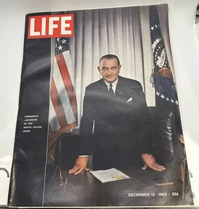 Vintage Life Magazin "Präsident Johnson an seinem Schreibtisch im Weißen Haus" - Bild 1 von 2