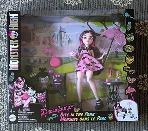 MONSTER HIGH- Draculaura "Bite in the Park" Playset Collectible- NEW!! - Picture 1 of 10