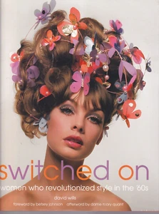 SWITCHED ON: Women Who Revolutionized Style in The 60s by David Wills 2017 HC)N2 - Foto 1 di 5