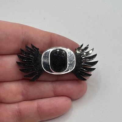 Prendedor de solapa esmaltado con logotipo de alas O Lucite de colección University of Oregon negro transparente Foto 1 de 3