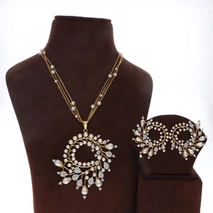 Himmlisch Elegance Cubic Zirkonia Perlenketten und Ohrringe Set - Bild 1 von 12