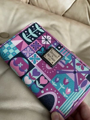Cartera clutch Disney Dooney & Bourke con cremallera Its A Small World 2016 púrpura azul Foto 1 de 4