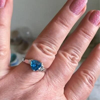 Anillo trillón de diamantes y topacio azul suizo de oro de 14 quilates Foto 1 de 2