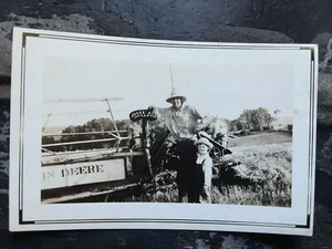 Vintage Foto John Deere Traktor Bauernhof Mann Junge Molkerei ländlich Americana sammeln Eph - Bild 1 von 1