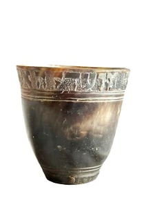Antico calice Kiddush ebraico corno europeo inciso a mano testo ebraico Judaica - Foto 1 di 17