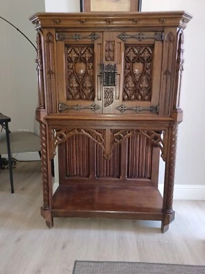 Gabinete Renacimiento Gótico | Pintado y Tallado a Mano | Eclesiástico Inglés 1880 Foto 1 de 4