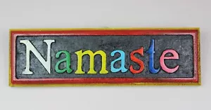 NAMASTE YOGA RASTA HOLZ WAND HÄNGEN KUNSTSCHILD PLAKETTE HANDGEFERTIGT NEPAL FAIRER HANDHANDEL - Bild 1 von 4