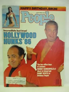 People 28. Juli 1986 Rodney Dangerfield Danny DeVito Christy Brinkley Bikini - Bild 1 von 2
