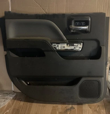 Cubierta del panel de la puerta trasera lateral izquierda despegue OEM '15-'19 Chevrolet 2500 doble cabina Foto 1 de 2