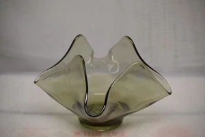 VINTAGE SMOKE COLORED VIKING GLASS HANDKERCHIEF BON BON VASE USA MCM - Picture 1 of 2