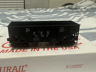 HO Accurail Wood Side Twin Hopper, D&H #11309, Assembled - Image 1 of 4