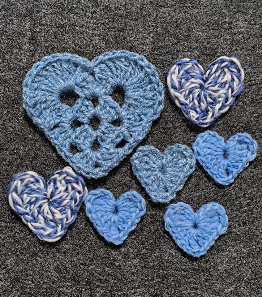7 Herz Aufnäher Handarbeit Gehäkelt Blau Weiß Verschied. Größen Applikation DIY - Bild 1 von 1