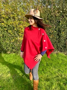 681. Poncho de capa roja hecha a mano con tweed blanco - Imagen 1 de 12