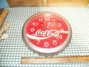 Orologio da parete a batteria al quarzo COCA-COLA 1992, forma di tappo bottiglia 11" - Foto 1 di 4