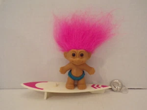 Russ Troll Doll~3"~Vintage~Wind Surfer Surf Board~Pink Hair~Brown Eyes~Damaged - Foto 1 di 5