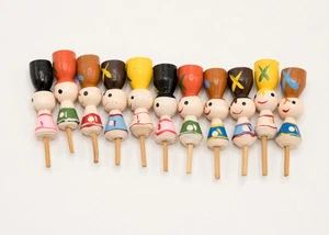 Lotto 11 Cake Topper Soldatini Giocattolo Giappone Vintage Anni 50 Portacandele Legno Picks - Foto 1 di 9