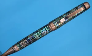 Pluma giratoria para cigarros en acabado de cobre antiguo con carcasa única de abulón Paua - Imagen 1 de 9