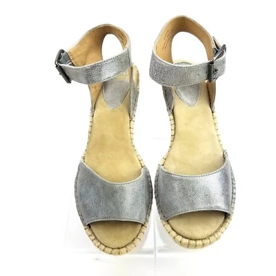 Sandalias de cuña Johnston Murphy 9M de cuero plateado metálico con correa al tobillo alpargata Foto 1 de 4