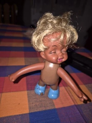 Vintage poupée en caoutchouc impertinente, garçon, visage Souriant Sassy Emotion - Photo 1/3
