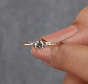 Anillo de boda de tres piedras de diamantes cultivados en laboratorio VS1 de corte redondo de 1,05 quilates de oro amarillo de 14 k - Imagen 1 de 8