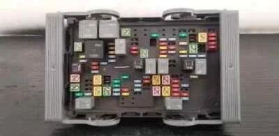 Chevrolet Suburban 1500 2007-2009 camioneta motor caja de fusibles Foto 1 de 2