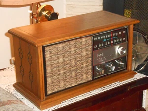 RCA VICTOR MID CENTURY VINTAGE AM FM WOOD WORKING RADIO! SERVICED! BEAUTIFUL! - Picture 1 of 17