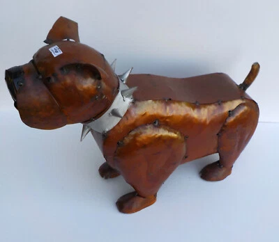 ESCULTURA DE PERRO ARTE METÁLICO 17" LARGO PATIO ARTE ANIMAL CON COLLAR DE PÚAS MARRÓN NATURAL Foto 1 de 4