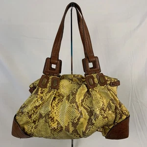 BOLSO DE MANO JESSICA SIMPSON AMARILLO Y MARRÓN IMITACIÓN PIEL DE SERPIENTE    - Imagen 1 de 13