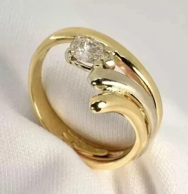 Женское обручальное кольцо с одним бриллиантом овальной огранки с покрытием из желтого золота 14 карат - Изображение 1 из 4