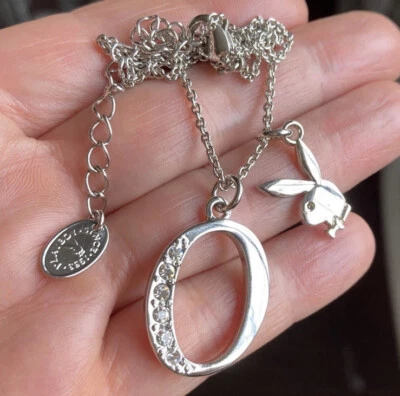 COLLAR PLAYBOY LETRA “O” AUTÉNTICO CONEJITO CONEJO INICIAL - Color Plata, 19” Foto 1 de 4