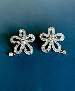 Pendientes de diamantes de 0,64 quilates de oro blanco de 18 quilates con dijes de flores de plumeria Cervin Blanc - Imagen 1 de 12