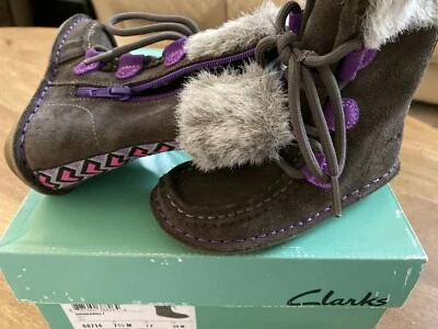 Discon't CLARKS Niña Niño Pequeño Acurrucado Pared T Gris Marrón Cremallera BOTAS Zapatos Talla 7.5 Foto 1 de 4