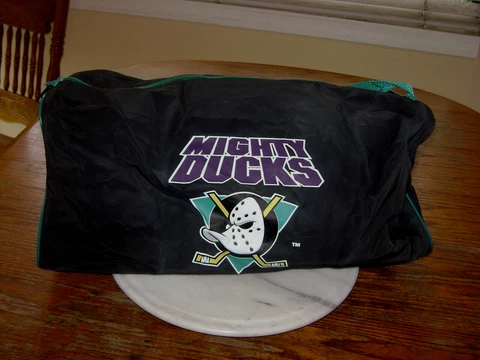 ORIGINAL ANAHEIM MIGHTY DUCKS LARGE 22" DUFFLE BAG GYM SPORTS TOTE MBNA NEW!! Cover