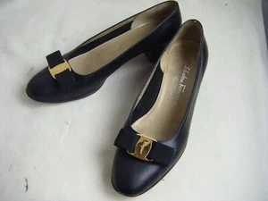 Salvatore Ferragamo gebrauchte schwarze Leder Signatur Schleife niedrige Absätze - 8 B - Bild 1 von 9
