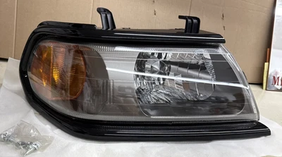 三菱 MR981132 右手车头灯光泽黑色 2000 - 2004 年蒙特罗(见照片)全新无标签 — 第 1/4 张图片