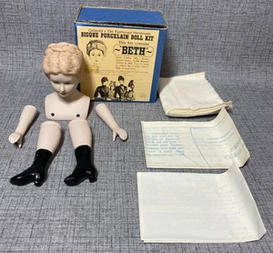 Vintage 1980 Shackman Little Women Porzellan Biskuit Puppe Kit 15" - Beth #80157 Neu aus altem Lagerbestand - Bild 1 von 13