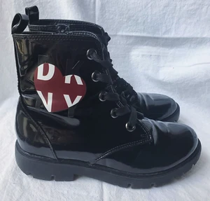 Stivali da combattimento giovanili bambina taglia 3 DKNY cuore nero vernice zip e lacci - Foto 1 di 8
