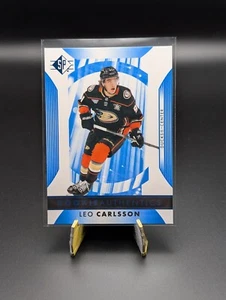 2023-24 Upper Deck SP Leo Carlsson #115 Rookie Authentics Blue RC Anaheim Ducks - Picture 1 of 2