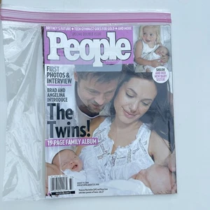 People Magazine Angelina Jolie and Brad Pitt The Twins! August 18 2008 - Bild 1 von 6