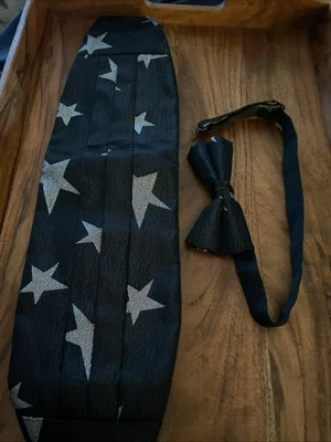 Black And Silver Star Pattern Cummerbund And Bow Tie Satin Blend  - Imagem 1 de 4