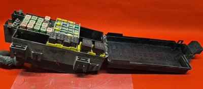 Jeep Commander Grand Cherokee 2008 3,7 L motor V6 caja de fusibles bloque de conexiones Foto 1 de 4