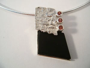 Anhänger, 925/- Sterlingsilber, in skandinav. Design, mit Onix und 3 Granaten - Bild 1 von 1