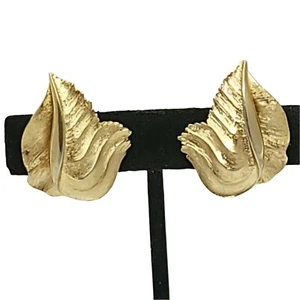 Vintage 60er Krone Trifari Ohrclips Pinsel goldfarben strukturiert Blatt klassisch - Bild 1 von 11