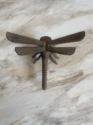 Rústico Hierro Fundido Libélula Jardín Planta Flor Insecto Decoración Insecto Estatua Insecto Foto 1 de 4