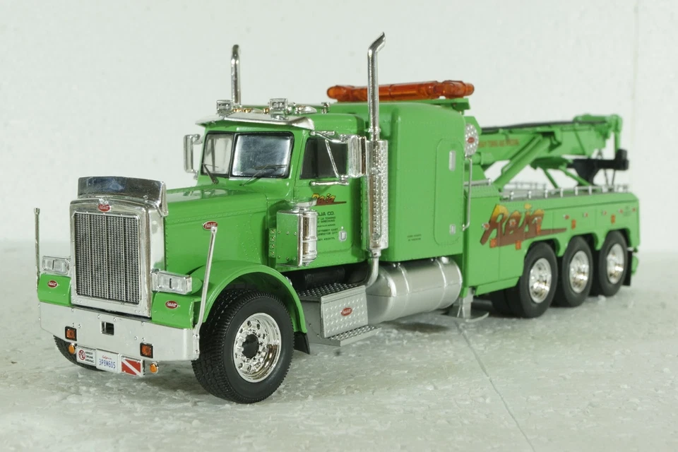 Peterbilt 359 wrecker, green, tow truck, TTR031.22, IXO 1:43 - Image 1 of 4