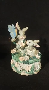 House of Lloyd Hase Hasen auf einer Wiese Figur Frühling Ostern Deko - Bild 1 von 3