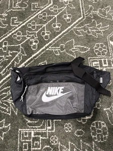 Nike Crossbody Sling Bag schwarz grau Ripstop Mesh vorne Logo Seilgriff Utility - Bild 1 von 8