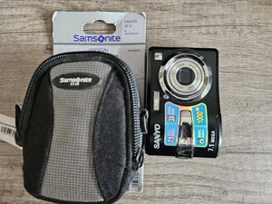 Sanyo S770 7.1MP Digi Camera, 2GB Memory Card with Samsonite case - VGC - Picture 1 of 11