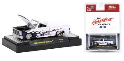 M2MACHINES, CHEVROLET Silverado Pick-up 1980 bianco con fiamme blu, 1/64,  M2... - Immagine 1 di 2